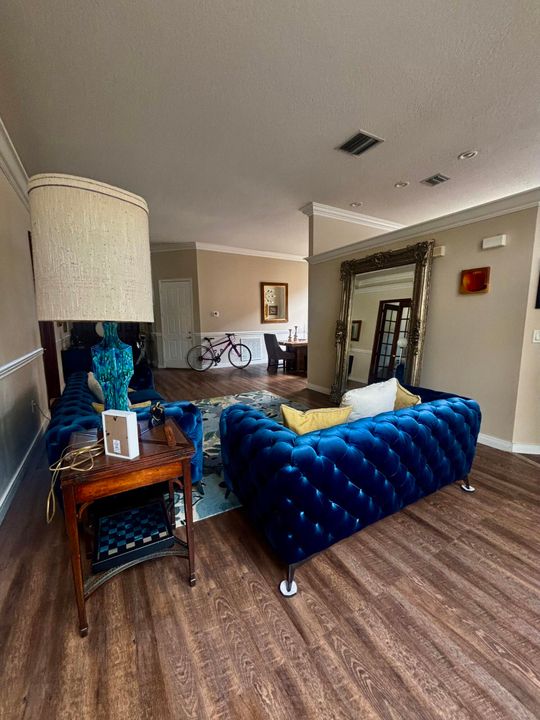 出租: $7,500 (4 贝兹, 2 浴室, 2250 平方英尺)