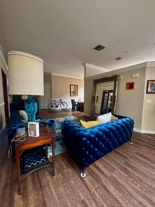 出租: $7,500 (4 贝兹, 2 浴室, 2250 平方英尺)