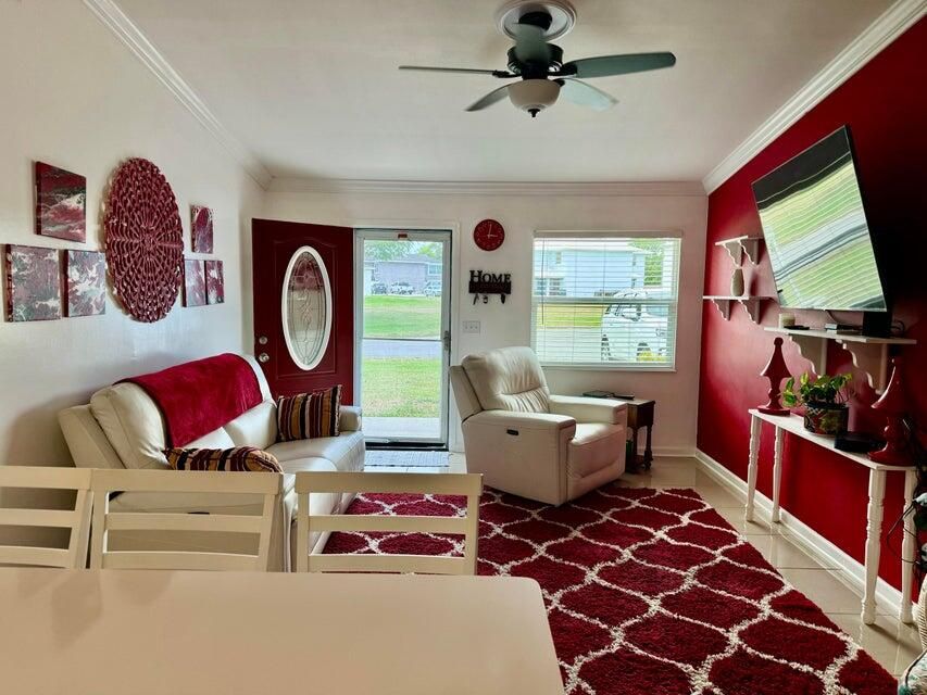 For Sale: $249,000 (2 beds, 2 baths, 825 Square Feet)