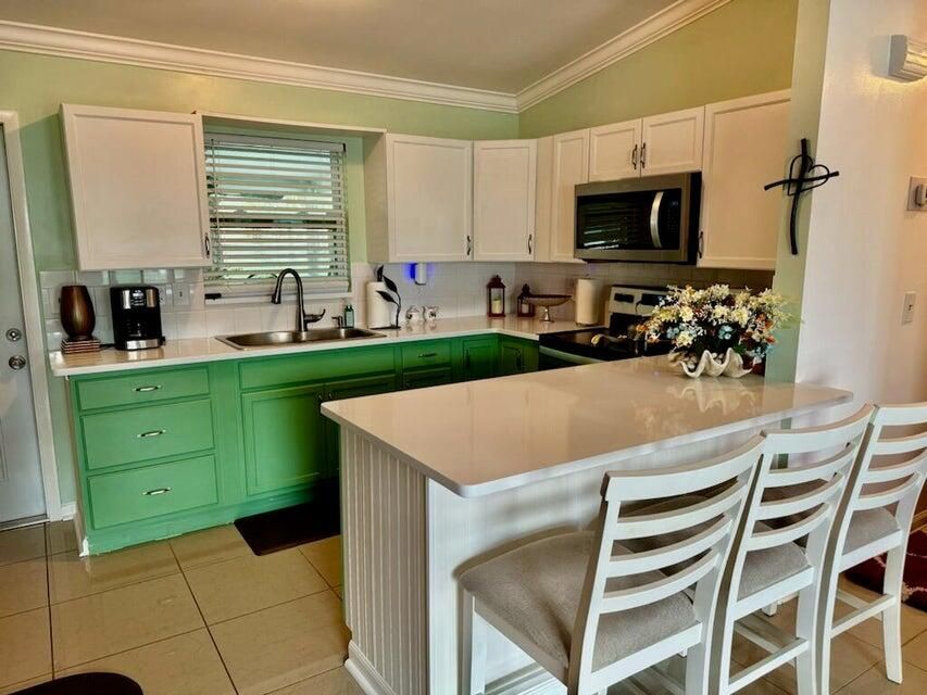 For Sale: $249,000 (2 beds, 2 baths, 825 Square Feet)