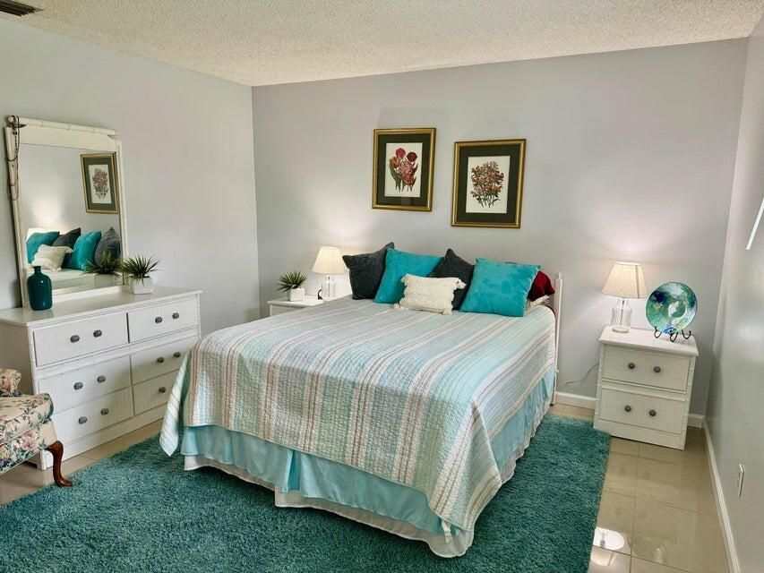 For Sale: $249,000 (2 beds, 2 baths, 825 Square Feet)