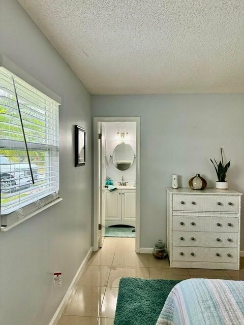 For Sale: $249,000 (2 beds, 2 baths, 825 Square Feet)