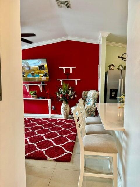 For Sale: $249,000 (2 beds, 2 baths, 825 Square Feet)