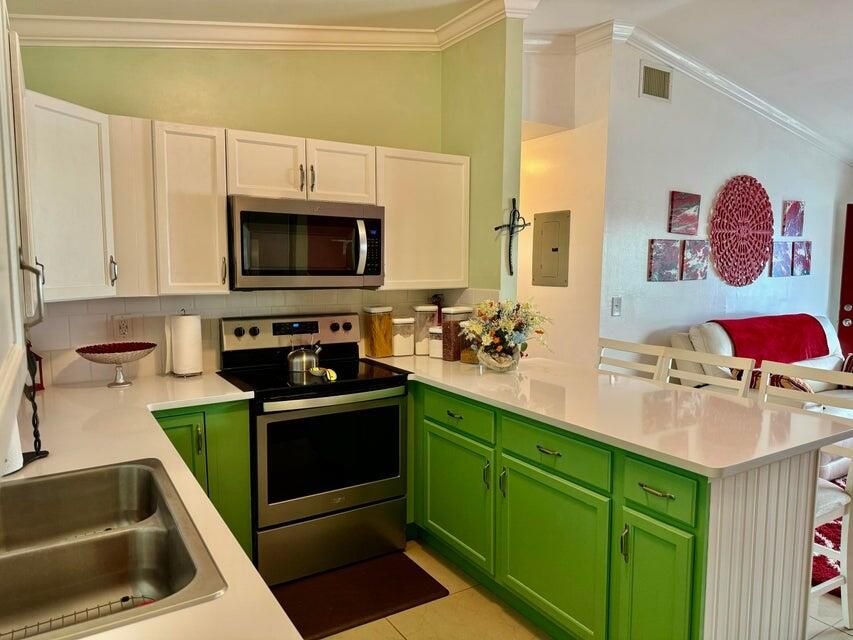 For Sale: $249,000 (2 beds, 2 baths, 825 Square Feet)