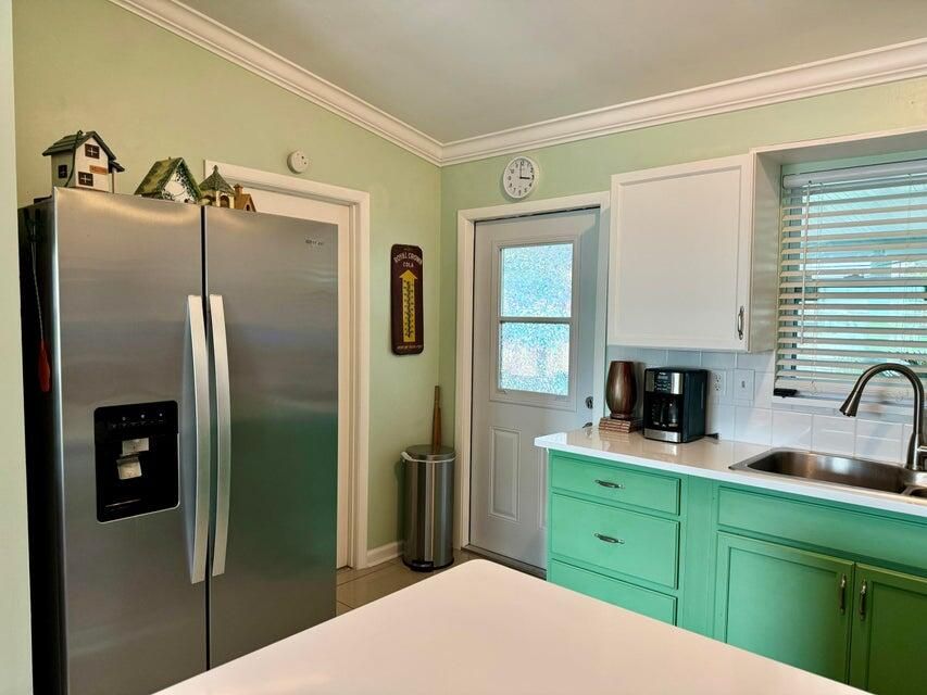 For Sale: $249,000 (2 beds, 2 baths, 825 Square Feet)