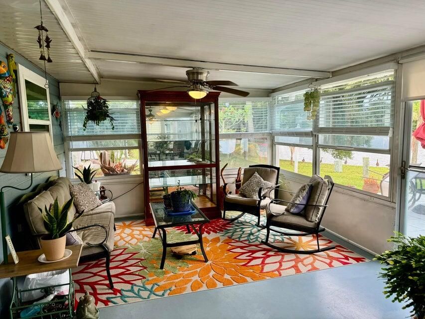 For Sale: $249,000 (2 beds, 2 baths, 825 Square Feet)