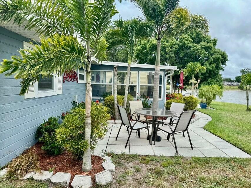 For Sale: $249,000 (2 beds, 2 baths, 825 Square Feet)