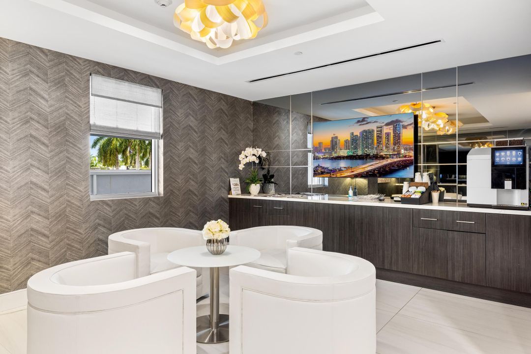 На продажу: $2,850,000 (2 спален, 3 ванн, 2810 Квадратных фут)