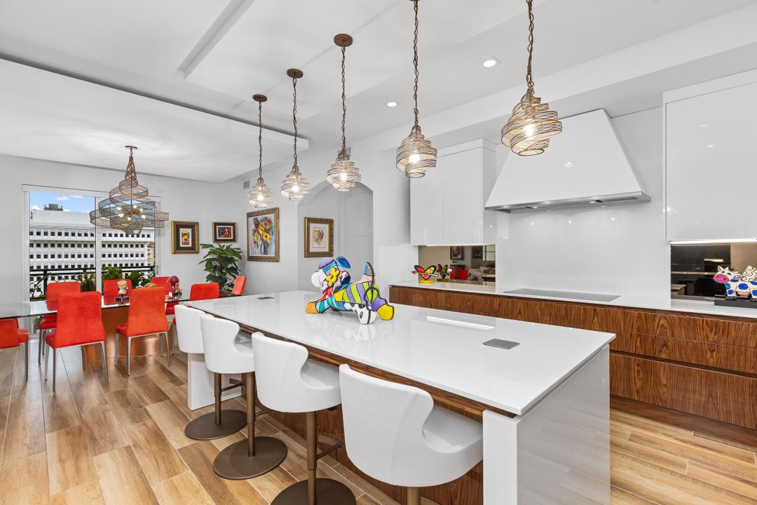 На продажу: $2,850,000 (2 спален, 3 ванн, 2810 Квадратных фут)