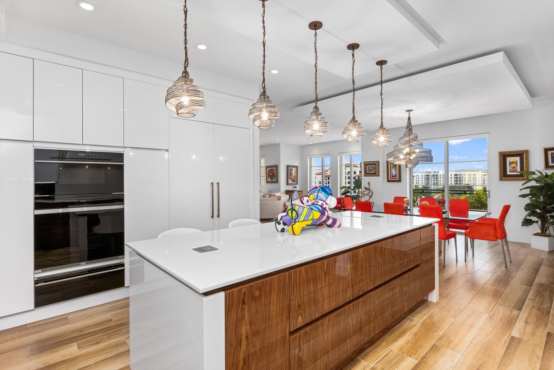 На продажу: $2,850,000 (2 спален, 3 ванн, 2810 Квадратных фут)