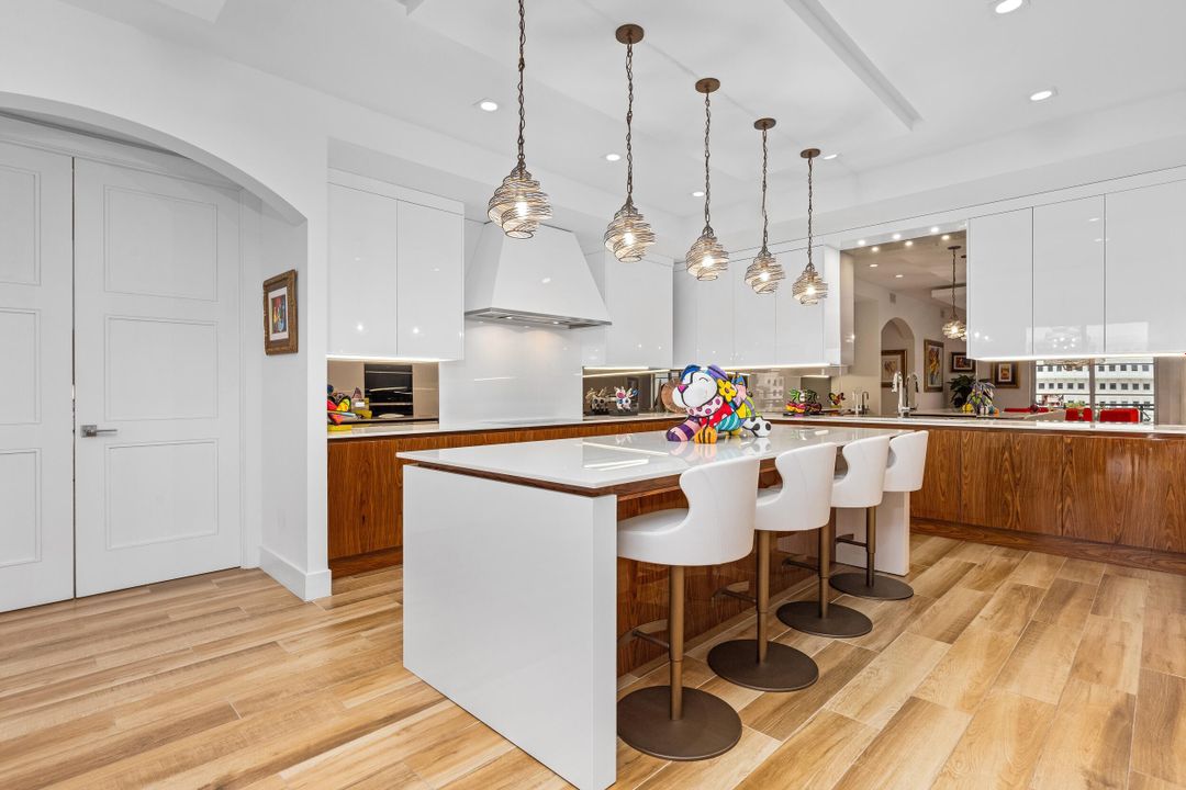 На продажу: $2,850,000 (2 спален, 3 ванн, 2810 Квадратных фут)