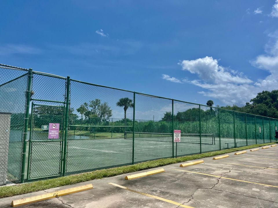 For Sale: $249,000 (2 beds, 2 baths, 825 Square Feet)