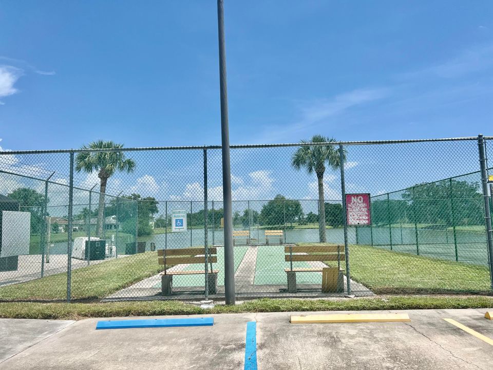 For Sale: $249,000 (2 beds, 2 baths, 825 Square Feet)