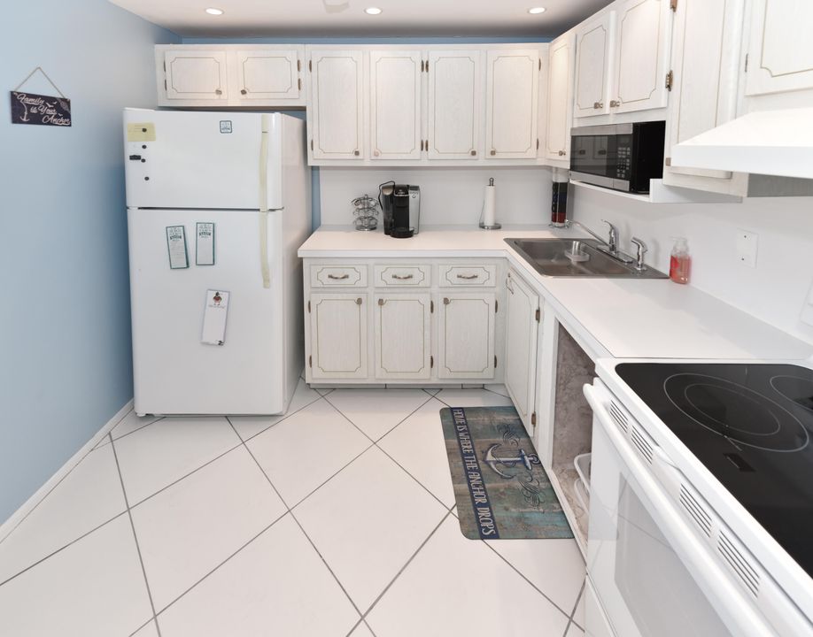For Sale: $95,000 (1 beds, 1 baths, 624 Square Feet)