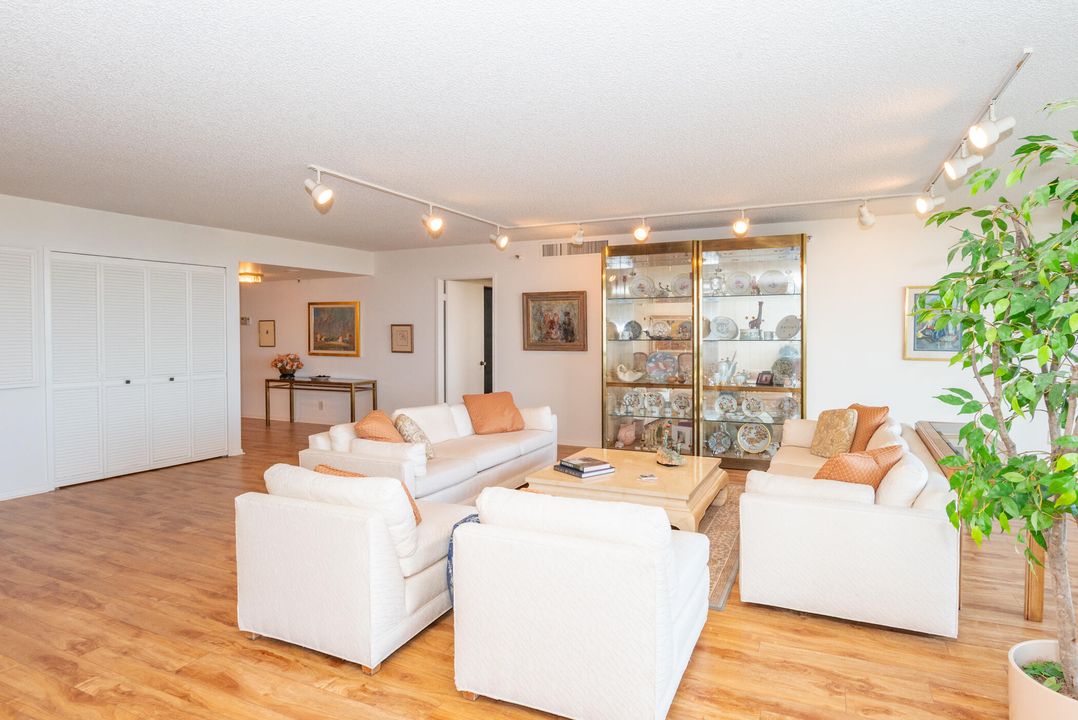 En Venta: $499,000 (3 camas, 3 baños, 2334 Pies cuadrados)