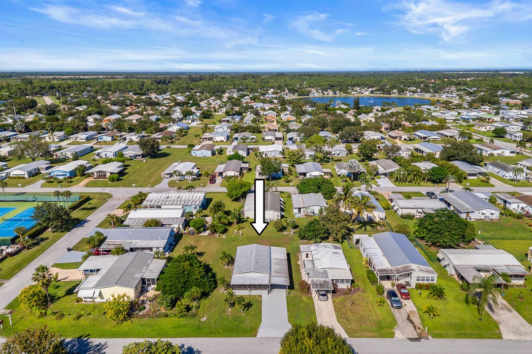 На продажу: $245,000 (2 спален, 2 ванн, 1040 Квадратных фут)