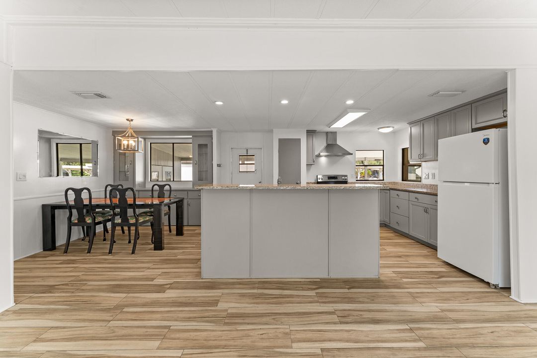 На продажу: $245,000 (2 спален, 2 ванн, 1040 Квадратных фут)