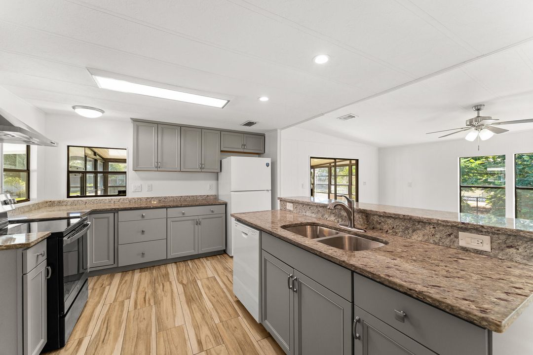 На продажу: $245,000 (2 спален, 2 ванн, 1040 Квадратных фут)