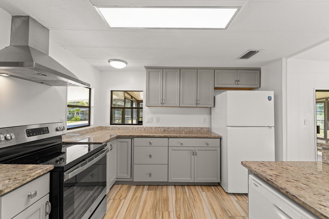 На продажу: $245,000 (2 спален, 2 ванн, 1040 Квадратных фут)