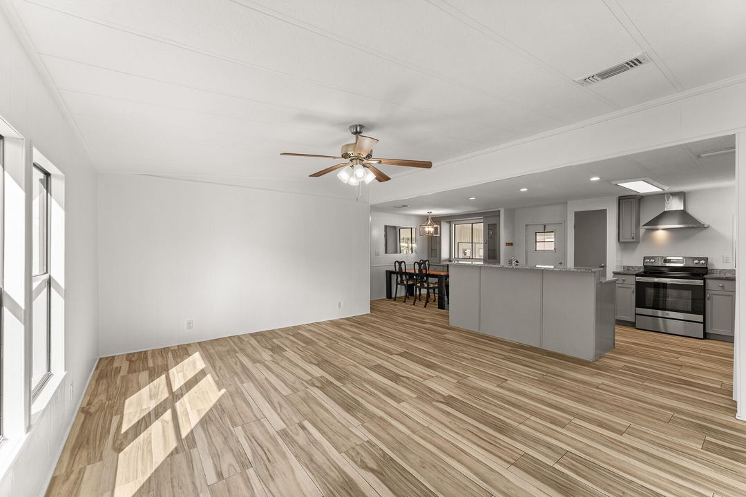 На продажу: $245,000 (2 спален, 2 ванн, 1040 Квадратных фут)