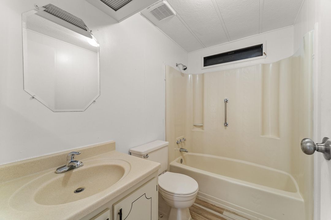 На продажу: $245,000 (2 спален, 2 ванн, 1040 Квадратных фут)