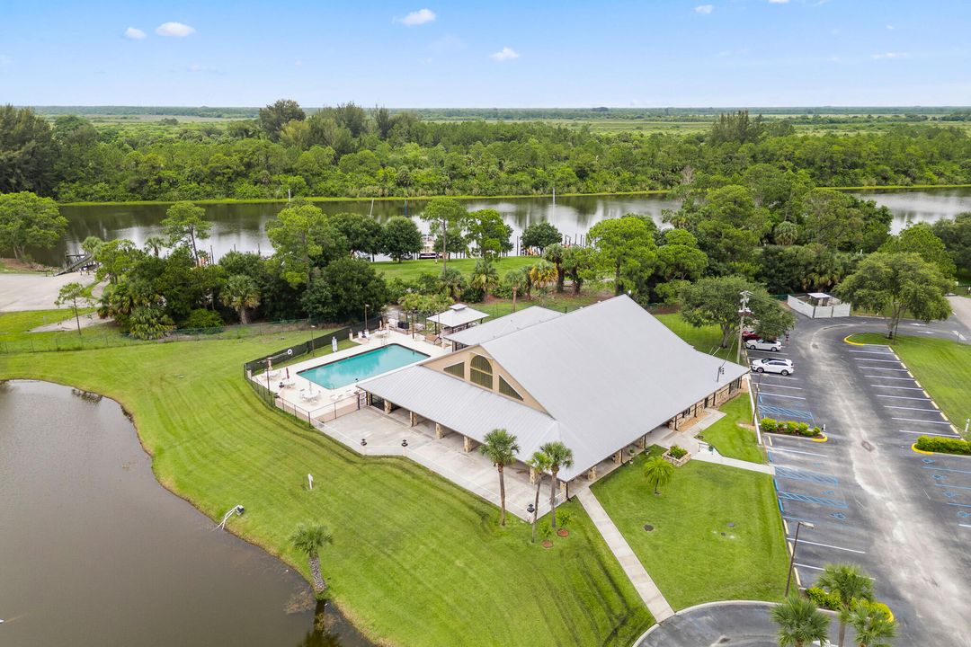 На продажу: $245,000 (2 спален, 2 ванн, 1040 Квадратных фут)