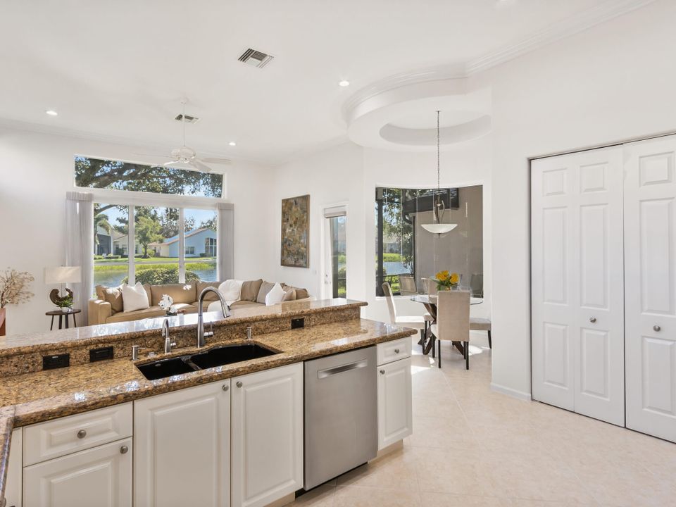 合同活跃: $749,000 (4 贝兹, 2 浴室, 2815 平方英尺)