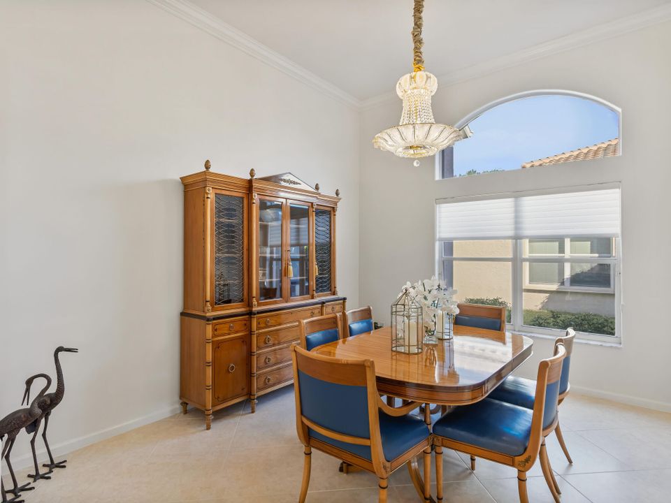 合同活跃: $749,000 (4 贝兹, 2 浴室, 2815 平方英尺)