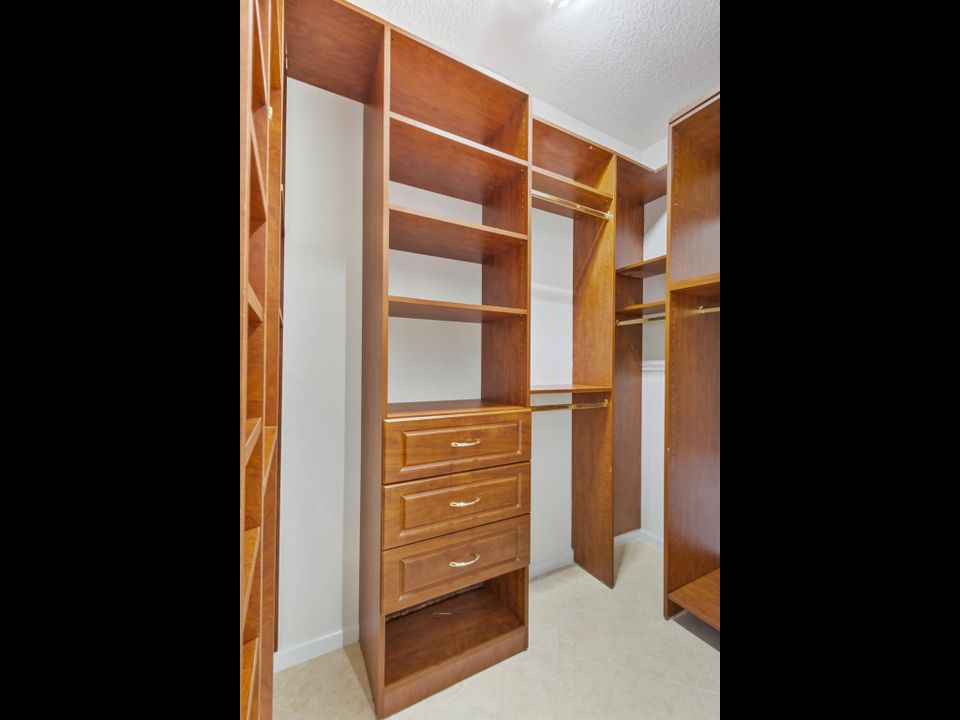 合同活跃: $749,000 (4 贝兹, 2 浴室, 2815 平方英尺)