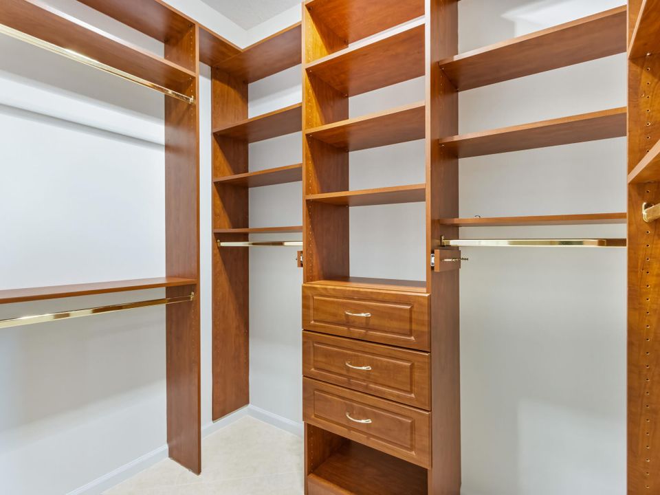 合同活跃: $749,000 (4 贝兹, 2 浴室, 2815 平方英尺)