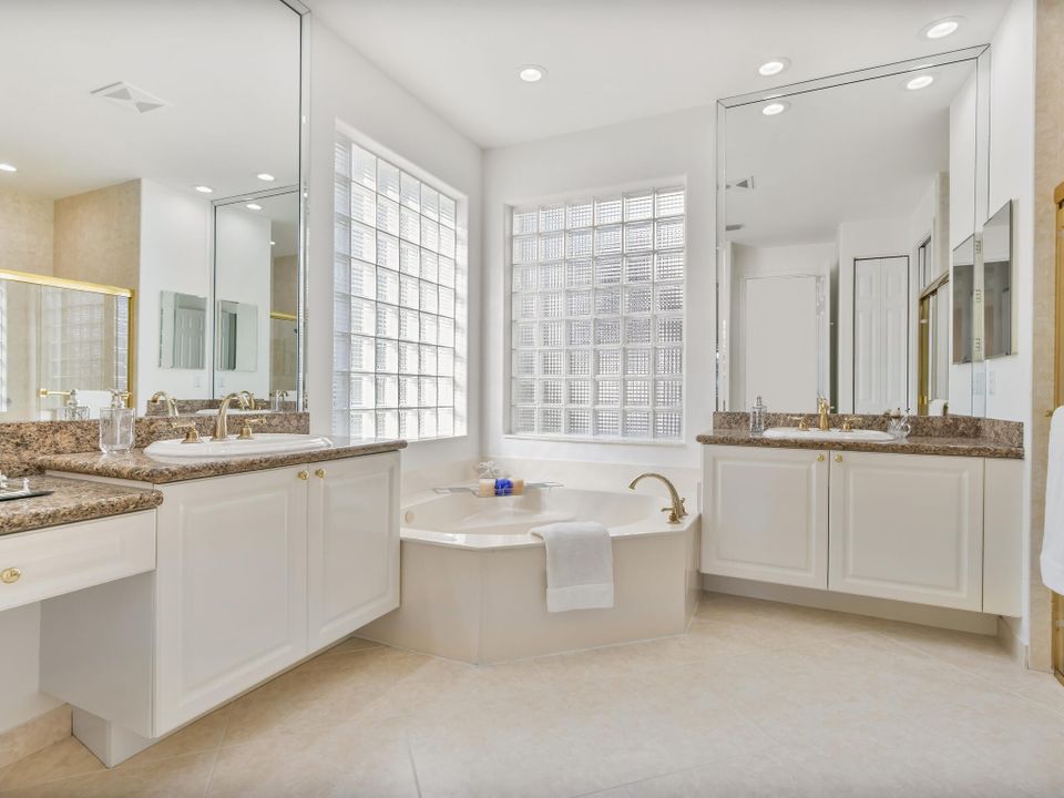 合同活跃: $749,000 (4 贝兹, 2 浴室, 2815 平方英尺)