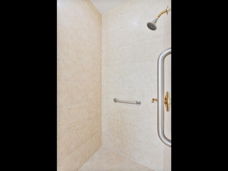 合同活跃: $749,000 (4 贝兹, 2 浴室, 2815 平方英尺)