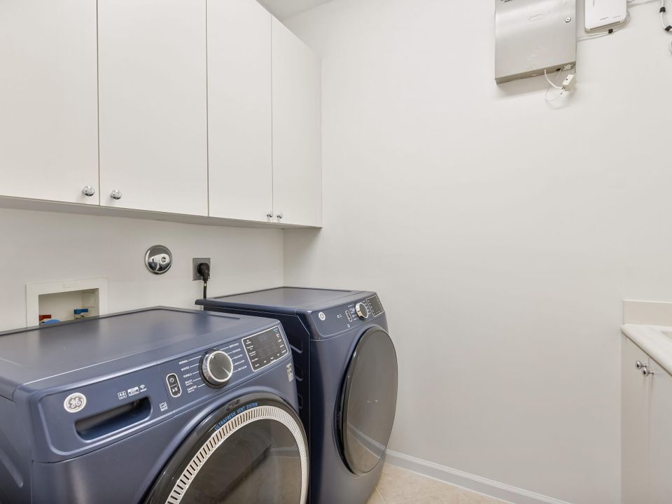 合同活跃: $749,000 (4 贝兹, 2 浴室, 2815 平方英尺)