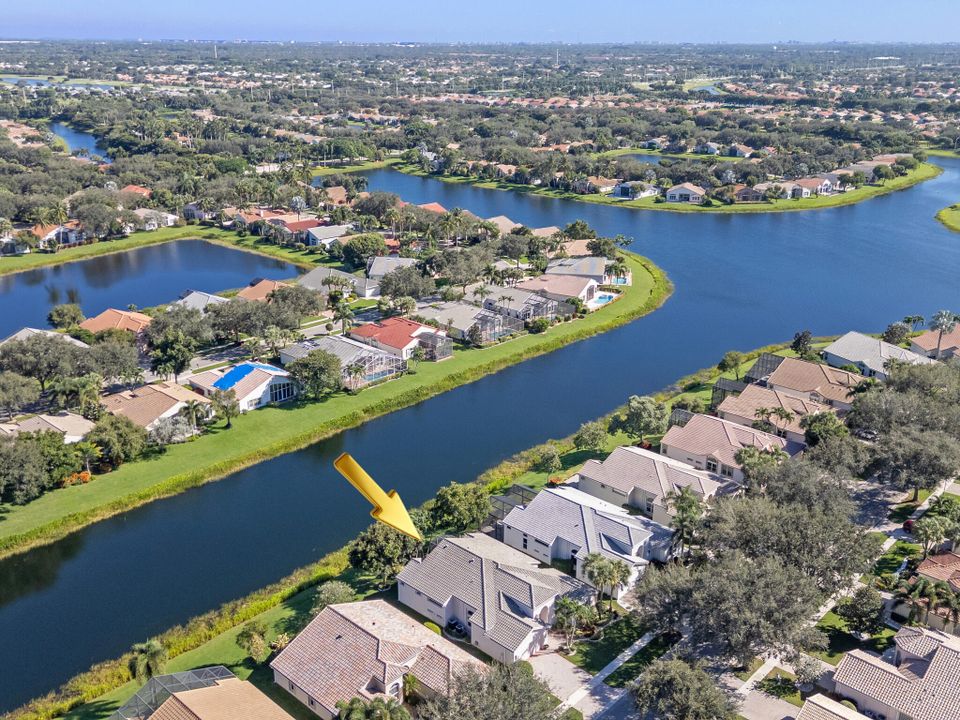 合同活跃: $749,000 (4 贝兹, 2 浴室, 2815 平方英尺)