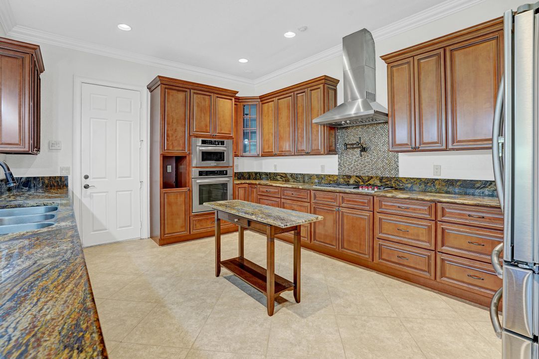 For Sale: $775,000 (6 beds, 3 baths, 4189 Square Feet)