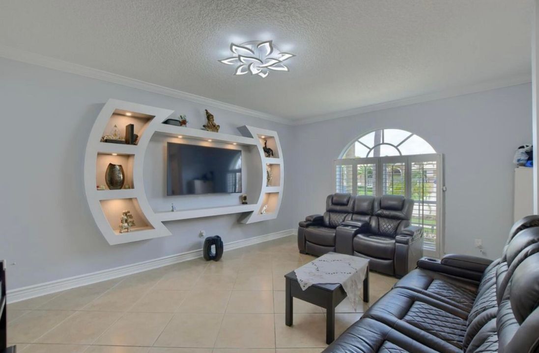 待售: $925,000 (5 贝兹, 2 浴室, 3030 平方英尺)