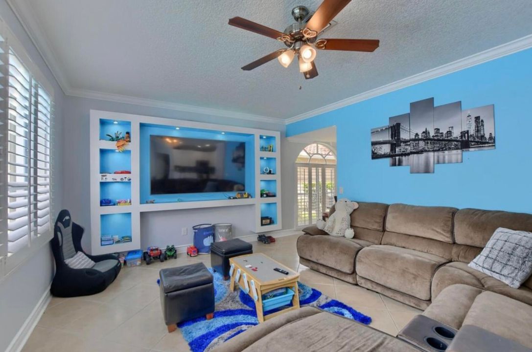 待售: $925,000 (5 贝兹, 2 浴室, 3030 平方英尺)