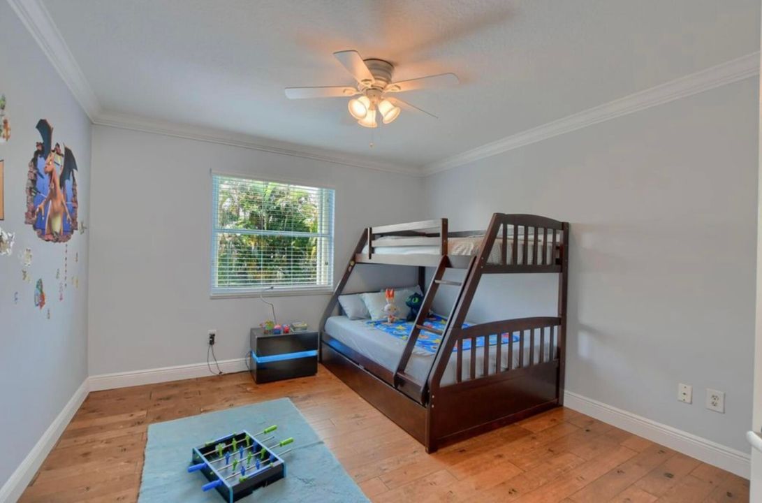 待售: $925,000 (5 贝兹, 2 浴室, 3030 平方英尺)