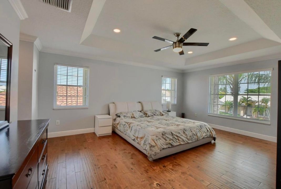 待售: $925,000 (5 贝兹, 2 浴室, 3030 平方英尺)