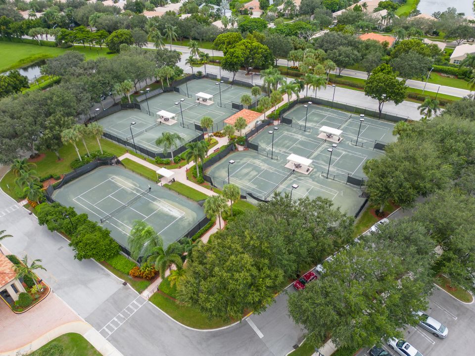 合同活跃: $749,000 (4 贝兹, 2 浴室, 2815 平方英尺)