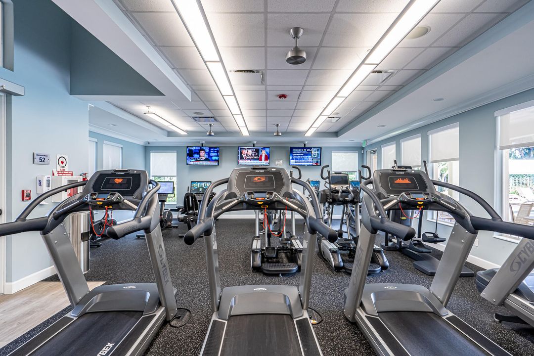 合同活跃: $749,000 (4 贝兹, 2 浴室, 2815 平方英尺)