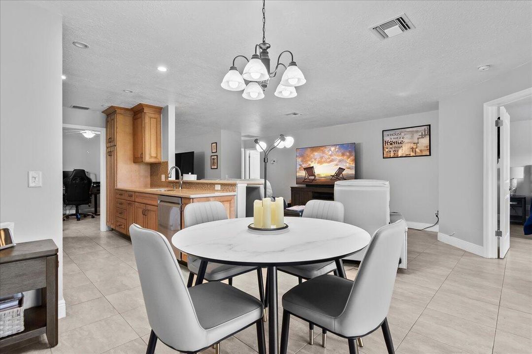 待售: $315,000 (2 贝兹, 2 浴室, 1162 平方英尺)