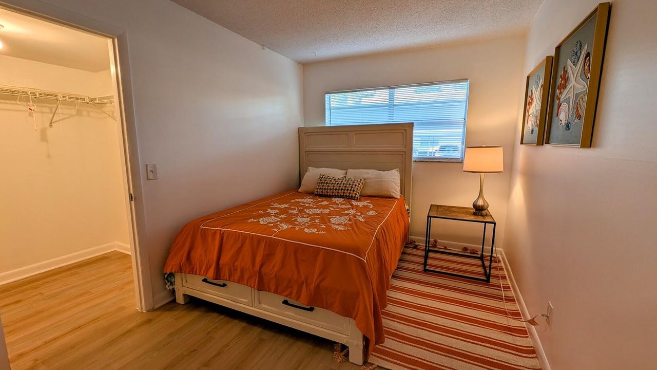 На продажу: $159,800 (2 спален, 2 ванн, 1044 Квадратных фут)