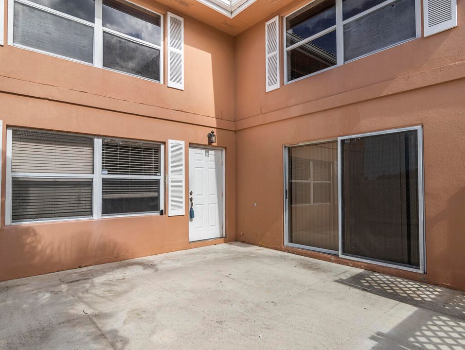 For Sale: $299,900 (2 beds, 2 baths, 1350 Square Feet)