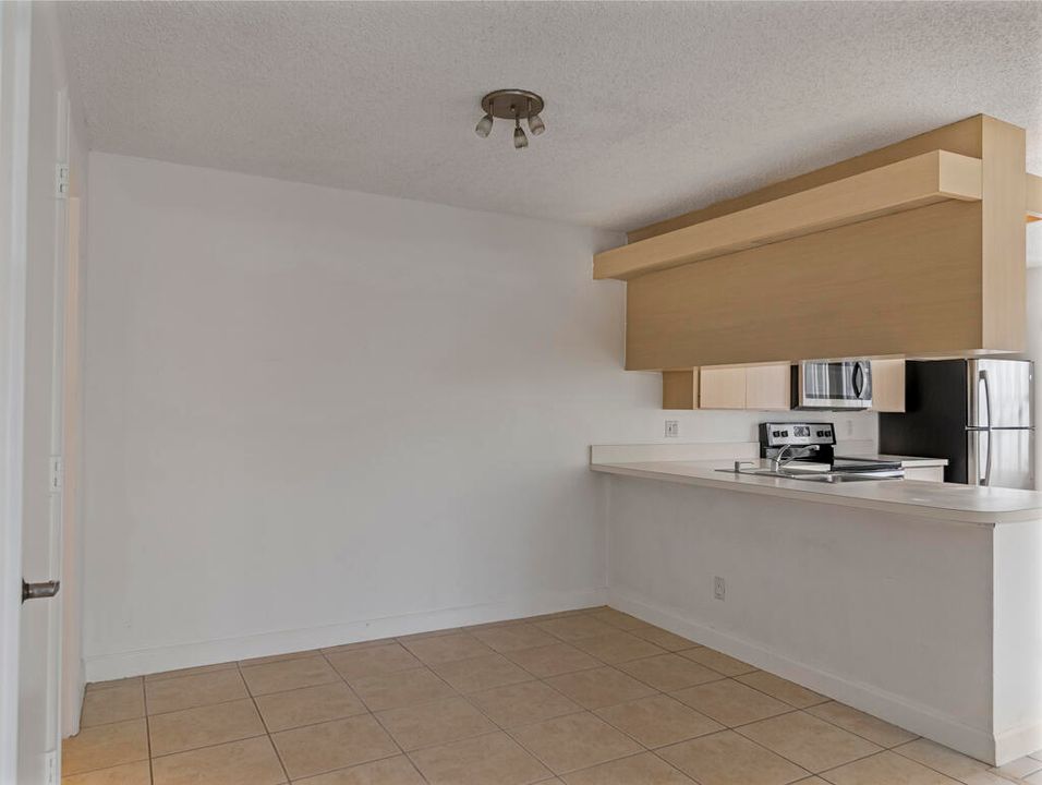 For Sale: $299,900 (2 beds, 2 baths, 1350 Square Feet)