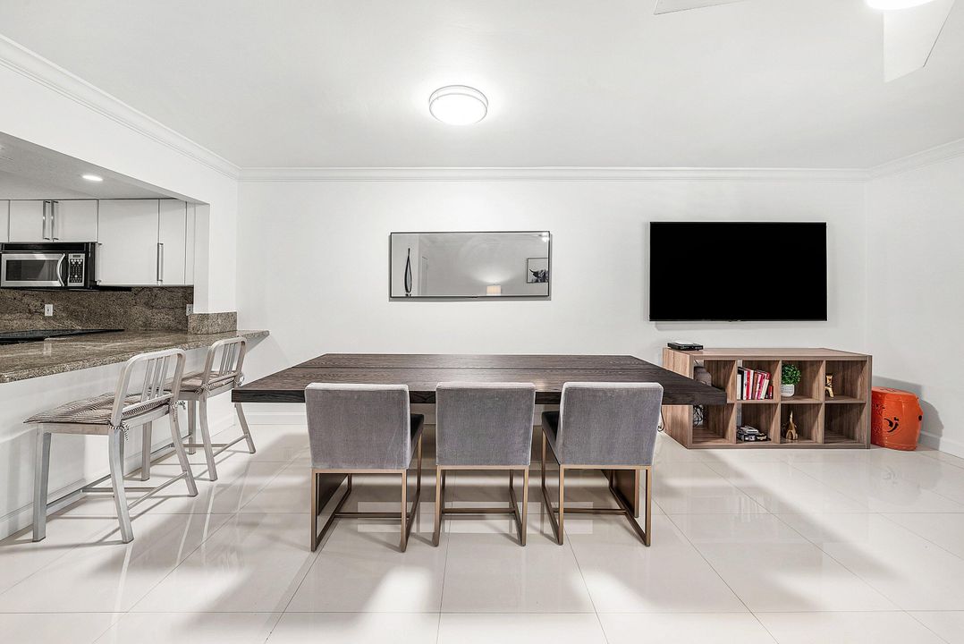 Под контрактом: $850,000 (2 спален, 2 ванн, 1400 Квадратных фут)