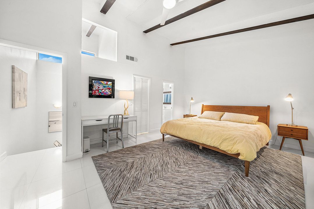 Под контрактом: $850,000 (2 спален, 2 ванн, 1400 Квадратных фут)