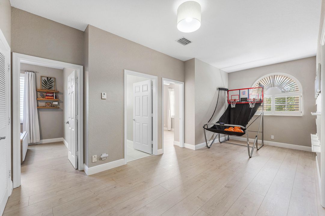 待售: $949,000 (5 贝兹, 4 浴室, 2817 平方英尺)