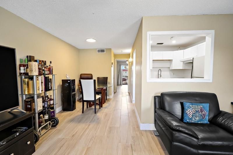 For Sale: $100,000 (1 beds, 1 baths, 630 Square Feet)