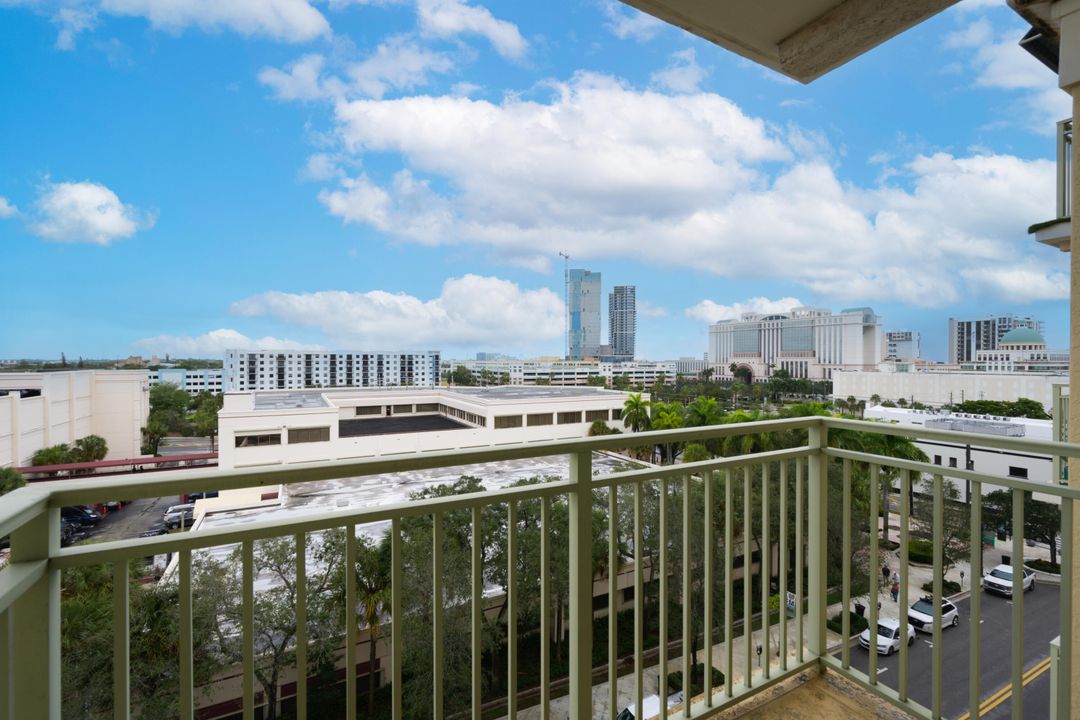 En Venta: $670,000 (3 camas, 3 baños, 2033 Pies cuadrados)